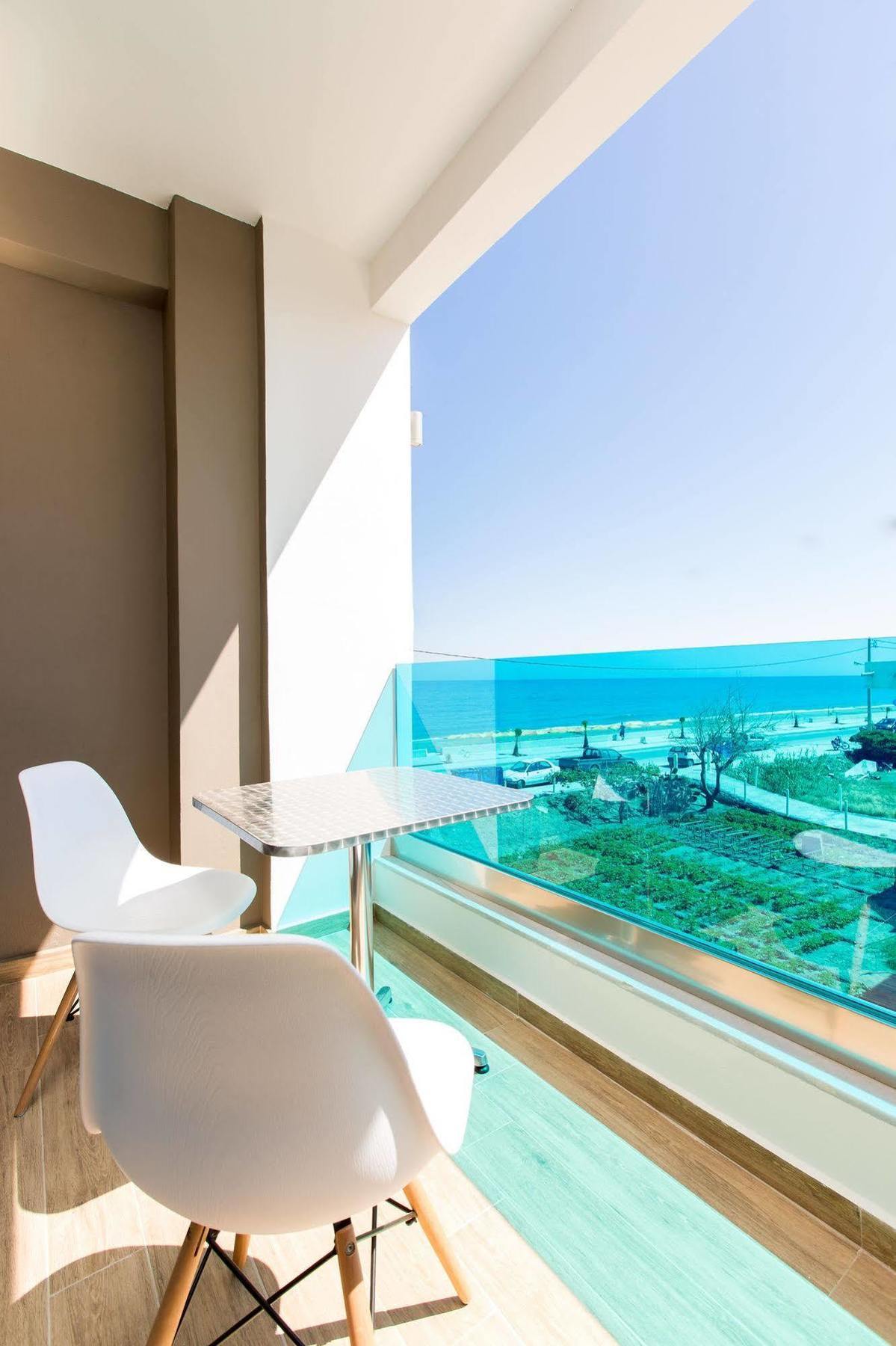 Golden Coast Seaside Apartments Rethymno  Bagian luar foto